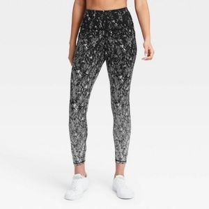 All in Motion Simplicity 7/8 Pocket Leggings Small Black White Pattern